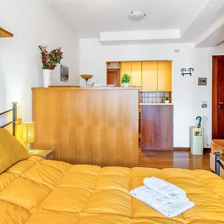 Guesthost - Lovely With Balcony In Appartement Pérouse