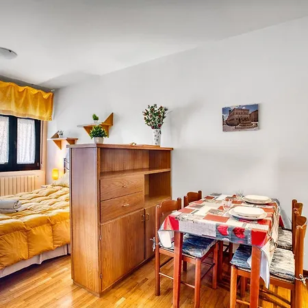 Guesthost - Lovely With Balcony In *