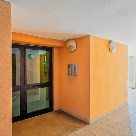 Guesthost - Lovely With Balcony In פרוג'ה