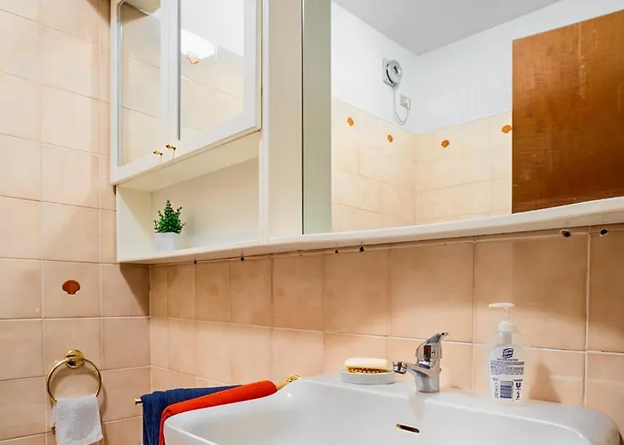 Guesthost - Lovely With Balcony In