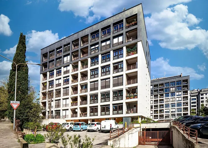 Guesthost - Lovely With Balcony In