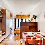 Daire Guesthost - Lovely With Balcony In