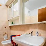 Guesthost - Lovely With Balcony In