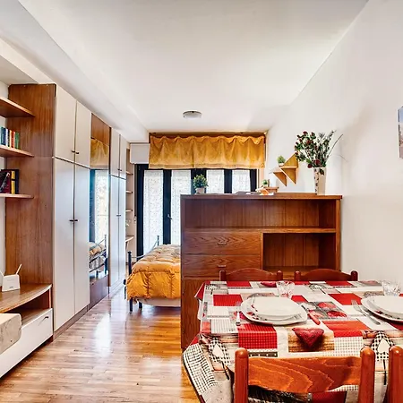 Appartamento Guesthost - Lovely With Balcony In