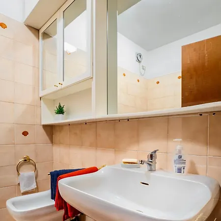 Guesthost - Lovely With Balcony In