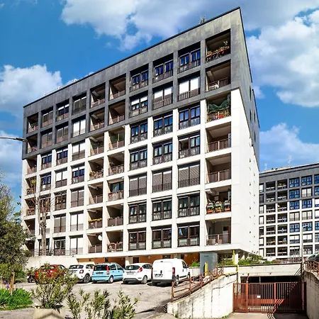 Guesthost - Lovely With Balcony In