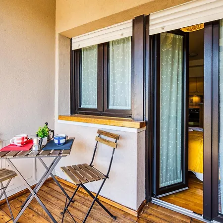 Appartamento Guesthost - Lovely With Balcony In *